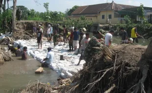 Warga Sajen dan TNI bangun tanggul