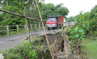 Jembatan Tinawas terancam ambrol