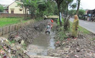 Saluran tersumbat, 4 hektare sawah gagal panen