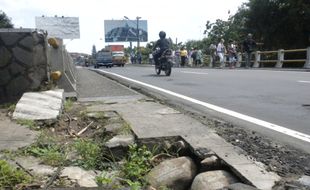 Jembatan penghubung Jateng-Jatim berlubang, warga khawatir