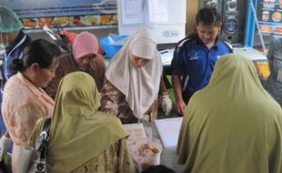 Warga Tanjungsari diajari bikin nugget lele 