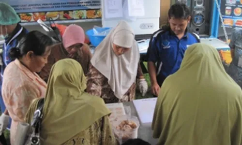 Warga Tanjungsari diajari bikin nugget lele 