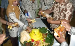 Tumpeng HUT Sragen pun jadi rebutan 