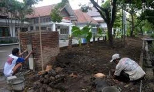 Rumah pagar warga RW IX Kelurahan Joyosuran dikepras