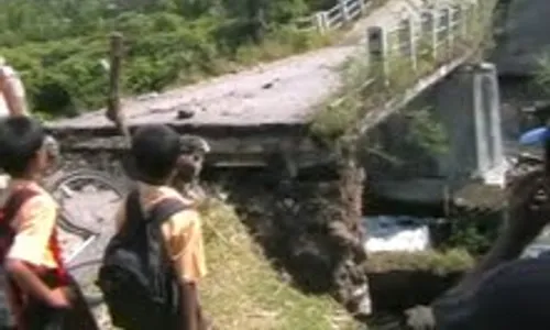 Jembatan Panggil putus, ribuan warga Gantiwarno terisolasi