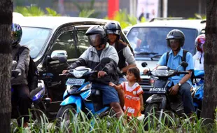 ANAK JALANAN SOLO : Pengemis Anak-Anak Marak di Perempatan Dawung