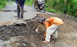 Warga Kalijambe perbaiki jalan ambles