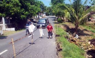 Jalan Sragen-Kedungombo ambrol, 1 rumah terancam 