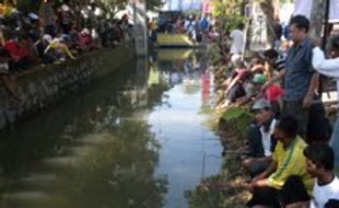 Ratusan orang mancing bersama