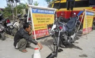 Truk hajar sepeda motor