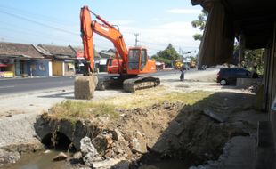 Serobot tanah, proyek pelebaran jalan diprotes