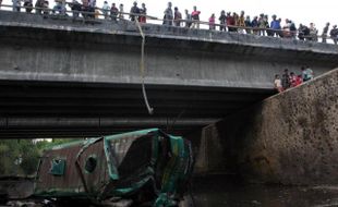 BUS TERJUN KE SUNGAI