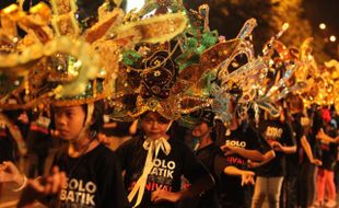 GLADI RESIK SOLO BATIK CARNIVAL