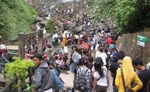 LEBARAN 2013 : Pemudik Serbu Grojogan Sewu