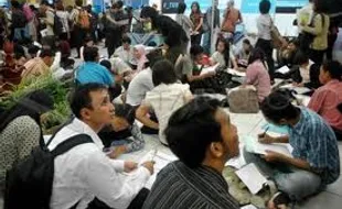 Ribuan orang serbu SMK Warga Job Fair 2011