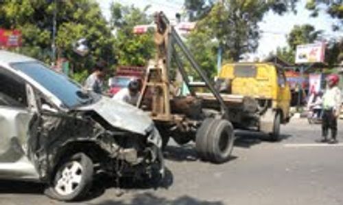 Jangan Salah, Ini Perbedaan Mobil Towing dengan Mobil Derek