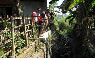 Talut ambrol, 4 rumah warga relokasi retak-retak