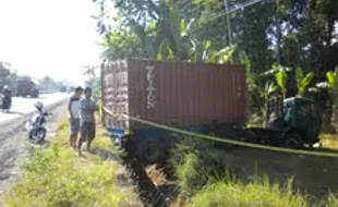 Ban pecah, truk tronton nyungsep