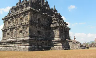 Merenungi sepi di Candi Plaosan