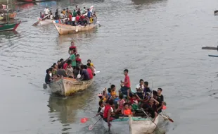 LATIHAN BALAP PERAHU