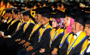 WISUDA UNIVERSITAS TUNAS PEMBANGUNAN