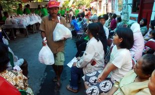 RAMADAN 2016 : PDAM Salatiga Bagikan 1,8 Ton Beras ke Tukang Becak