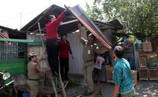 PEMBONGKARAN KIOS PASAR BURUNG DEPOK