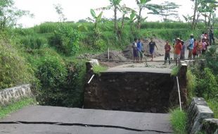 Ratusan Warga Terisolir, Bantuan Diseberangkan Pakai Tali