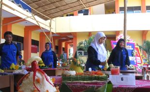 32 Tumpeng dan wayang kolaborasi meriahkan HUT SMANSA