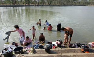 MANDI DI TELAGA MENJELANG RAMADAN