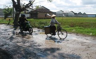 Perbaikan Jl Ciu Telukan diprediksi molor