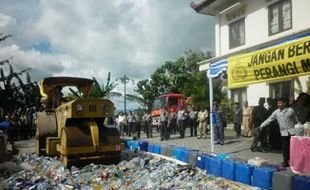 Ribuan botol Miras dimusnahkan