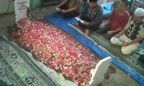 Peziarah terus datangi makam Zainuddin MZ 