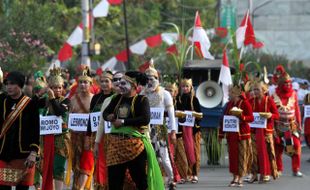 Kirab Hari Jadi Sukoharjo, warga menyemut di Jl Jendral Sudirman