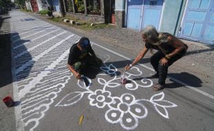 MOTIF BATIK DI JALANAN