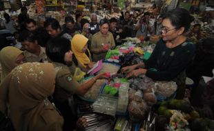 PEMERIKSAAN MAKANAN DI PASAR GEDE SOLO