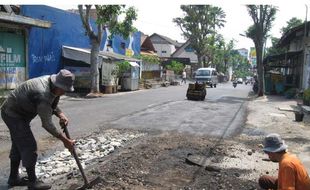 Jalan Rusak Akan Diperbaiki Tahun Depan, Warga Girimulyo Diminta Bersabar