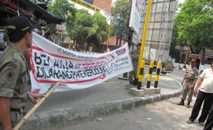 Satpol PP Klaten kukuti spanduk Rabbani