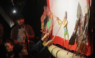 WAYANG KAMPUNG SEBELAH