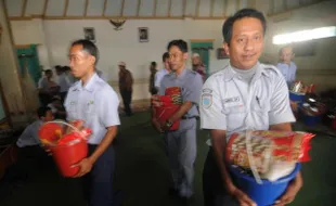 PAKET SEMBAKO BAGI PENJAGA LINTASAN KERETA