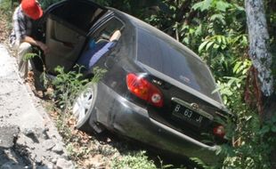 Mobil pemudik terpersok ke parit