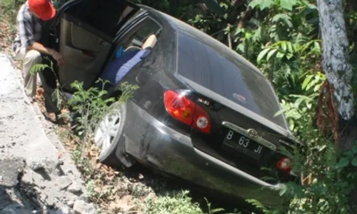 Mobil pemudik terpersok ke parit