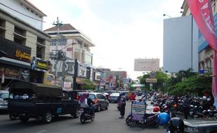 Parkir di badan jalan penyebab kemacetan