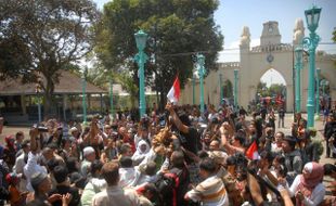 BEREBUT GUNUNGAN GREBEG SYAWAL DI MASJID AGUNG SOLO