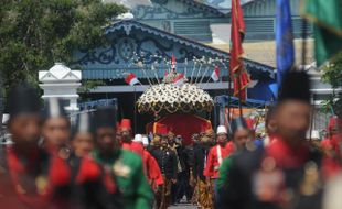 GUNUNGAN GREBEG SYAWAL KERATON SOLO