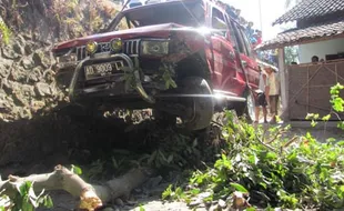  Diduga sopir ngantuk, kijang terjun bebas