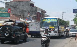 Jalan depan Pasar Nguter mulai macet