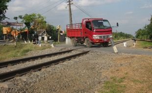 Awas, masih ada 72 lintasan KA tanpa palang