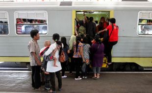 KA PRAMBANAN EKSPRES DISERBU PENUMPANG