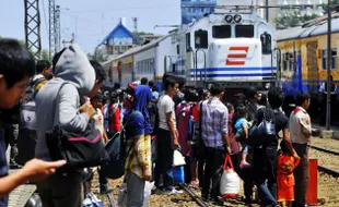 PENUMPANG ARUS BALIK DI STASIUN JEBRES SOLO